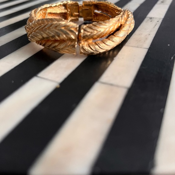 Vintage twist cuff bracelet - Picture 3 of 7